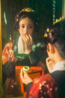 Uy Quyền Dưới Làn Váy