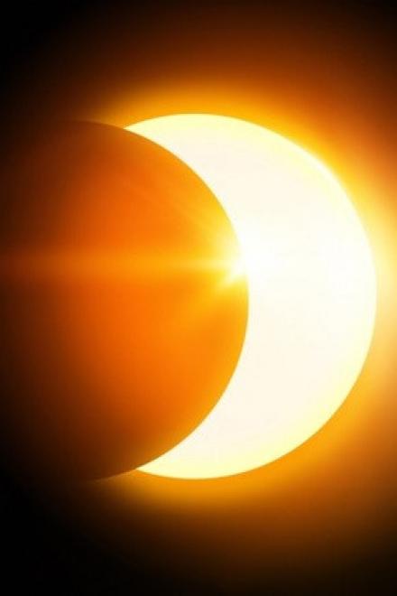 Điều May Mắn Giữa Đêm Trăng Ngày 13